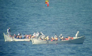 Photo de la marine italienne montrant les embarcations de réfugiés dans le Canal de Sicile entre l'Italie et les côtes africaines, le 30 juin 2014