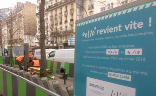 Paris, le 12 janvier 2018. - Le lancement de Vélib' 2 en retard à Paris. Cette station de l'avenue Vuagirard est encore en travaux un mois après la fin annoncée de l'intervention.