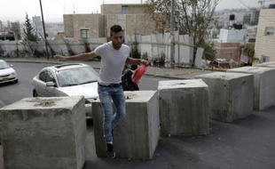 Jabal Moukabber, un Palestinien, passe entre des blocs de béton le 20 octobre 2015 à Jérusalem-Est