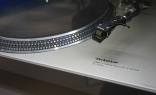 Dans les années 70, la platine Technics SL-1200 était une référence.