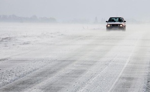 Une voiture sur la route de Vitry en Artois, près d'Arras, mercredi 10 février 2010, après les importantes chutes de neige dans la région.