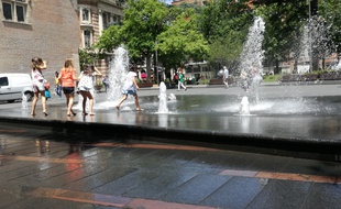 Mercredi 26 juin 2019, en pleine alerte canicule, aux jets d'eau du square De Gaule, à Toulouse.