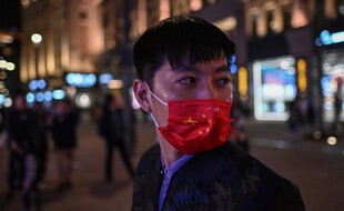 Un homme porte un masque à Shanghai en ctbre 2020