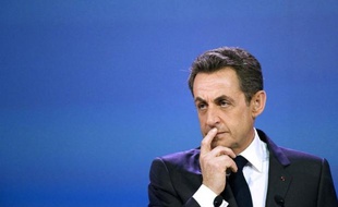 Adulé par les sympathisants UMP, Nicolas Sarkozy est un des grands gagnants de la crise politique à l'UMP et le fait qu'il n'ait pas été mis en examen jeudi dans l'affaire Bettencourt mais placé sous statut de "témoin assisté" ne lui barre pas la route d'un retour au centre du jeu, même si son éventuelle implication dans d'autres dossiers constitue encore un écueil.