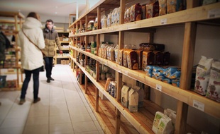 Les supermarchés coopératifs se multiplient en France, sur le modèle new-yorkais de la Park Slope Food Coop. Ici, dans les rayons de La Chouette Coop, à Toulouse.