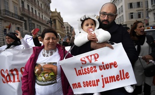 Les parents de Marwa, accompagnés de sa jumelle.
