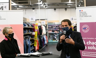 Le PDG de Carrefour, Alexandre Bombard, et la ministre du Travail, Elisabeth Borne, lors de l'annonce des 15.000 embauches. (archives)