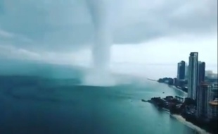 Une trombe marine devant la ville de Penang (Malaisie) lundi 1er avril 2019.