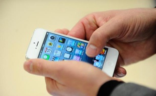 Une personne consulte son smartphone