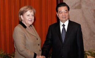 La chancelière allemande Angela Merkel a rencontré vendredi le président chinois Hu Jintao après avoir plaidé la veille à Pékin la cause de l'euro, puis est partie pour Canton (sud) où elle doit participer à un forum économique.
