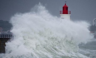 Le littoral Atlantique, dont les huit départements étaient en alerte météo orange pour un risque "vagues submersion", a continué d'essuyer lundi soir les assauts de l'océan, tandis qu'un mieux s'annonçait en Bretagne sur le front des inondations des derniers jours.