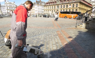 Démonstration de décollage de chewing-gums sur la Grand'place de Lille
