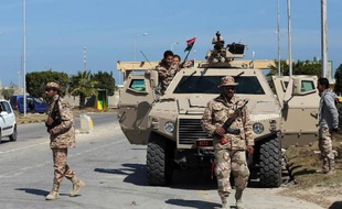 Des membres des forces de défense libyennes près de Zouara le 4 mars 2013