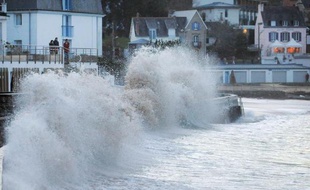 L'heure était à l'accalmie lundi matin sur la façade atlantique dans le Sud-Ouest, au lendemain d'un week-end tumultueux, a-t-on appris auprès des secours, alors que quatre départements et le Finistère restaient en alerte orange pour les crues.