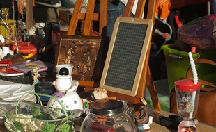 Un stand dans un vide grenier.