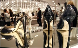 L'un des plus grands magasins de chaussures de luxe au monde a ouvert ses portes vendredi matin au 8e étage de Saks, sur la 5e avenue à New York, en présence de dizaines de medias.