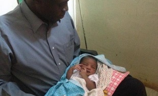 Daniel Wani, époux de Meriam Yahia Ibrahim Ishag, une chrétienne de 27 ans, et son bébé né mardi en prison, à Khartoum le 28 mai 2014