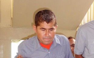Le naufragé du Pacifique, José Salvador Alvarenga, a été mis au repos vendredi après avoir été de nouveau hospitalisé dans la nuit et ne devrait pas quitter les îles Marshall avant lundi.