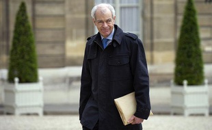 Le contrôleur général des lieux de privation de liberté, Jean-Marie Delarue, arrive à l'Elysée avec le rapport qu'il vient remettre au président de la République Nicolas Sarkozy, le 02 mai 2011 à Paris.