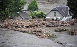 A Saint-Beat, des maisons submergées par les eaux dans des inondations sans précédent, le 19 juin 2013