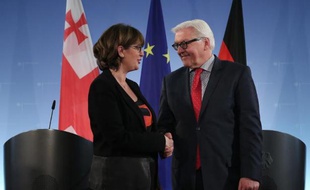 Le ministre allemand des Affaires étrangères Frank-Walter Steinmeier et son homologue de Géorgie Maia Panjikidze lors d'une conférence de presse conjointe, le 10 avril 2014 à Berlin