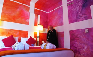 Elsa Tomkowiak dans la chambre d'artiste réalisée pour l'hôtel Mercure à Nantes.