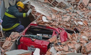Au moins huit ouvriers ont péri et 26 ont été blessés dans l'effondrement d'un immeuble en construction mardi à Sao Paulo, ont annoncé les pompiers brésiliens qui recherchaient mercredi deux possibles survivants sous les décombres.
