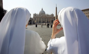 Deux religieuses devant la place Saint-Pierre au Vatican.