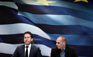 Jeroen Dijsselbloem (g) et le ministre grec des Finances Yanis Varoufakis lors d'une conférence de presse le 30 janvier 2015 à Athènes