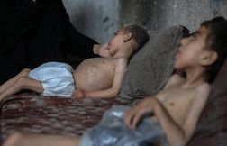 La lente agonie d’enfants affamés de Gaza qui n’ont plus la force de pleure…