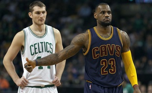 LeBron James, joueur des Cleveland Cavaliers, contre Boston, le 26 avril 2015.