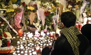 Un homme rend hommage aux victimes des attaques du Bataclan, le 14 novembre 2015 à Paris