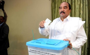 Le président mauritanien sortant et favori à sa propre succession, Mohamed Ould Abdel Aziz, vote le 21 juin 2014 à Nouakchott