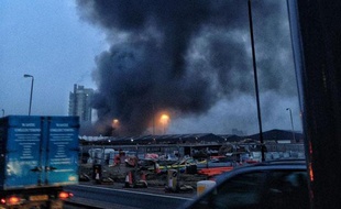 Photographie du crash d'un hélicoptère à Londres, le 16 janvier 2013.