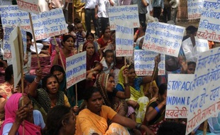 La cour suprême indienne a rejeté lundi une demande de brevet du Suisse Novartis pour un traitement anticancer, un soulagement pour les associations qui estiment que cette décision majeure va protéger l'accès à des versions génériques de médicaments pour les patients pauvres de pays émergents.