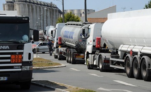 Des camions-citernes à proximité de La Rochelle (image d'illustration).