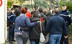 Des proches des victimes de la collision de Puisseguin se dirigent vers la mairie de Petite-Palais-et-Cornemps, dans le sud-ouest de la France, le 23 octobre 2015