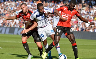 Alexandre Lacazette contre Rennes le 22 août 2015.