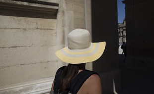 Une jeune femme cherche l'ombre du côté du Louvre, à Paris