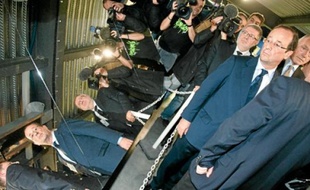 François Hollande en visite à l'entreprise ASTF de Mérignac.