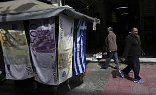 Des serviettes sur lesquelles sont imprimés des billets en euros, à Athènes en mars 2015