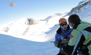 Un exercice de sauvetage en montagne a mobilisé une centaine de CRS, secouristes, pisteurs, médecins, le mercredi 11 décembre 2013 aux Deux-Alpes (Isère).