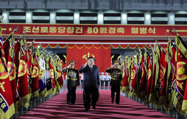 Le leader nord-coréen Kim Jong-Un a vanté l'« invincibilité » de l’armée nord-coréenne et salué les troupes dans un discours en marge du défilé.