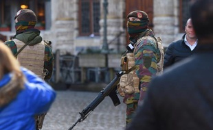 Des soldats patrouillent le 23 novembre 2015 dans les rues de Bruxelles