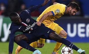 Blaise Matuidi à la lutte avec le milieu de l'Apoel Nicosie Georgios Efrem au Parc des Princes, le 5 novembre 2014.