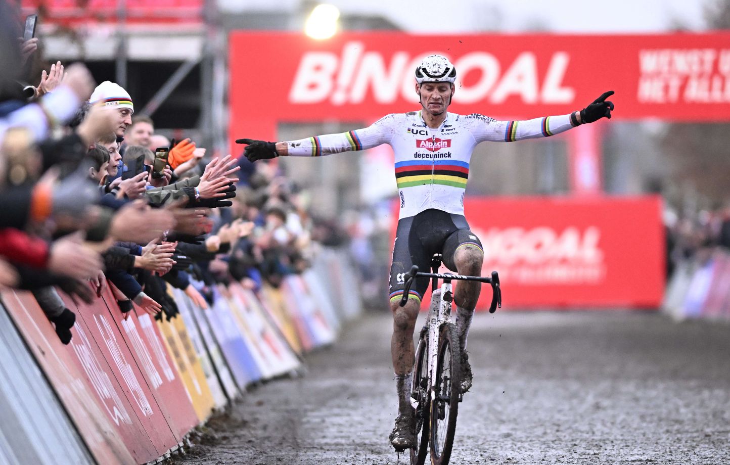 Après son entrée remarquée, Mathieu Van Der Poel a remporté la remporté la manche de Coupe du monde à Gavere, en Belgique. 