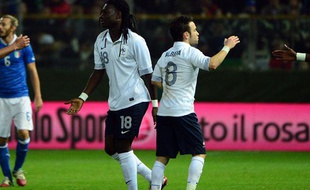 Bafétimbi Gomis et Mathieu Valbuena lors de la victoire de l'équipe de France en Italie en novembre 2012.