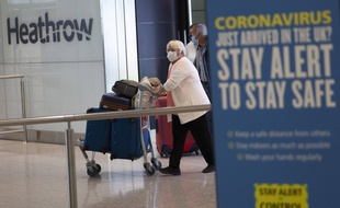 A l'aéroport d'Heathrow, les voyageurs en provenance de l'étranger doivent observer une quarantaine de 14 jours après leur arrivée.