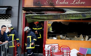 Les pompiers quittent le bar Au Cuba Libre, à Rouen, où au moins 13 personnes ont été tuées dans un incendie.