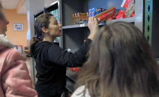 Aurelia, une bénévole des Restos du cœur lors d'une distribution de denrées alimentaires à Strasbourg en 2009 (photo d'illustration)